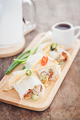 포토 JPG 해외이미지 전통 음식 채소 오이 파프리카 건강 요리 동양인 사람없음 새싹 식사 치킨 중국 당근 샐러드 신선 면 롤 대두 채식주의자 해외202004 해외포토 식물 아시아 뿌리채소 인종 채식 닭고기요리 파일형식 이미지허브