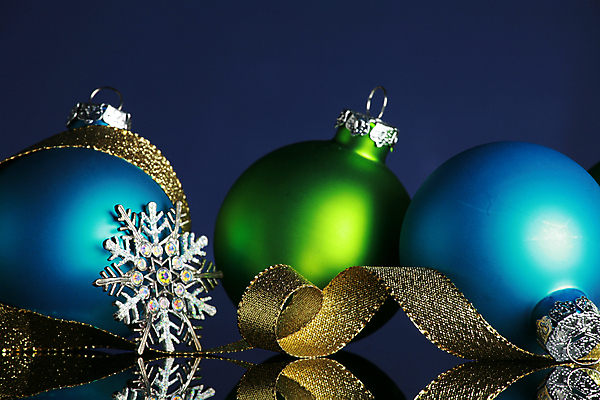 포토 JPG 해외이미지 리본 백그라운드 크리스마스 휴가 사람없음 장식 초록색 파란색 빛 반사 어둠 눈송이 황금 보석 문학 연소 해외202004 해외포토 기념일 컬러 눈_날씨 광석 파일형식 이미지허브