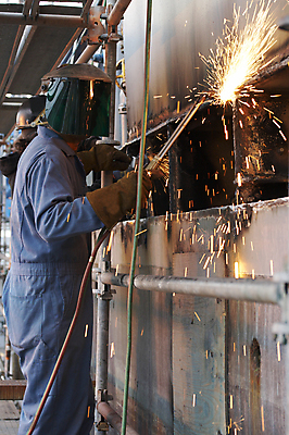 포토 JPG 해외이미지 남자 실내 한명 들기 성인 옆모습 빛 업무 불똥 용접 용접공 용접기 용접마스크 철강 성인남자한명만 해외202004 해외포토 직업 1 뷰포인트 모션 마스크 사람 내부 작업 남자한명만 성인남자만 파일형식 이미지허브