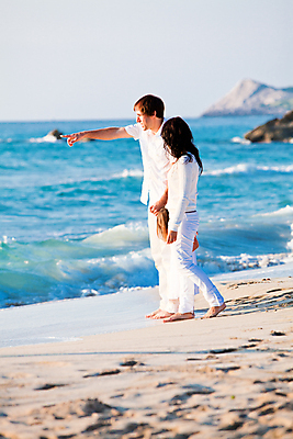 포토 JPG 해외이미지 백인 라이프스타일 응시 여자 남자 딸 행복 어린이 모래 바다 여행 가족 자연 놀이 엄마 휴가 함께함 사랑 웃음 사람 성인 야외 세명 물 파란색 기쁨 흰색 그룹 아빠 해외202004 해외포토 자연요소 서양인 시선 감정 컬러 컨셉 관계 표정 생활 생태계 파일형식 이미지허브