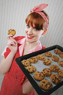 포토 JPG 해외이미지 모델 드레스 여자 음식 가정 디저트 요리 한명 성인 유행 쿠키 앞치마 뜨거움 달콤 굽기 구슬 복고 빨간머리 성인여자만 해외202004 해외포토 1 헤어스타일 옷 사람 맛 구이 여자만 성인만 파일형식 이미지허브