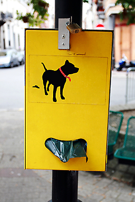 포토 JPG 해외이미지 동물 공원 가방 경고 안전 사람없음 반려동물 상자 노란색 청결 금지 도시 선택 개 강아지 위생 쓰레기 플라스틱 수집 심볼 사인 법 공지사항 청소부 낭비 송곳니 위생관리 해외202004 해외포토 직업 잡화 공공시설 컬러 컨셉 포유류 재질 관리 치아 파일형식 이미지허브