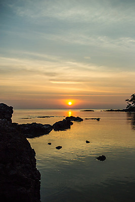 포토 JPG 해외이미지 나무 식물 구름 계절 바다 섬 자연 하늘 날씨 휴식 산 풍경 사람없음 초록색 물 여름 파란색 태양 노란색 황혼 일몰 새벽 시간 뜨거움 상쾌 휴양지 지역 암초 스카이라인 내추럴 순간 파라다이스 수평선 해외202004 해외포토 자연요소 감정 컬러 컨셉 노을 장소 생태계 파일형식 이미지허브