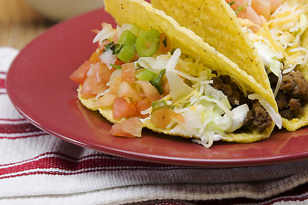 포토 JPG 해외이미지 접시 음식 토마토 양파 치즈 사람없음 빨간색 식사 저녁식사 소고기 껍질 신선 상추 크림 묘사 준비 타코 살사댄스 해외202004 해외포토 식기 컬러 채소 유제품 육류 춤 파일형식 이미지허브