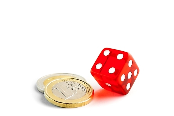 포토 JPG 해외이미지 유럽 돈 비즈니스 놀이 성공 사람없음 빨간색 금융 경제 숫자 동전 유로 게임 흰색 우승 행운 던지기 재산 도박 주식 위험 심볼 큐브 카지노 주사위 투자 롤 5 빚 라스베가스 위기 해외202004 해외포토 문자 나라 컬러 컨셉 모션 최고 파일형식 이미지허브