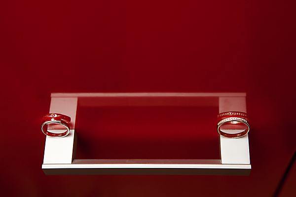 포토 JPG 해외이미지 전통 디자인 여자 결혼 백그라운드 2 손가락 자연 결혼식 휴가 함께함 사랑 이벤트 사람없음 장식 유행 금속 축하 반지 쌍 화려 황금 고급 보석 심볼 묘사 만족 부드러움 약혼 가치 강렬 통일 해외202004 해외포토 손 감정 컨셉 장신구 재질 사람 감각 광석 생태계 약속 파일형식 이미지허브