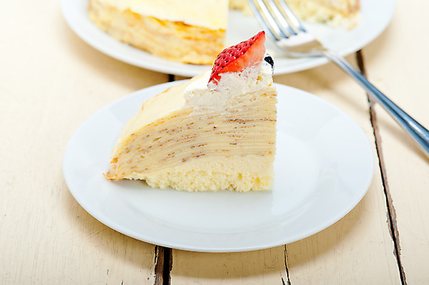 포토 JPG 해외이미지 접시 조각 포크 딸기 단면 사람없음 케이크 달콤 생크림 나무탁자 크레이프 해외202004 해외포토 식기 과일 탁자 디저트 맛 크림 파일형식 이미지허브