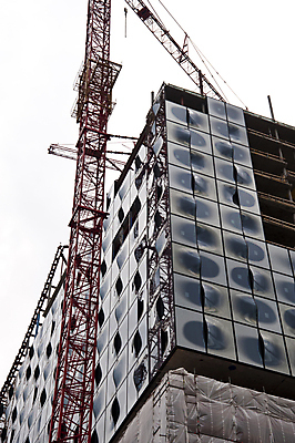 포토 JPG 해외이미지 바다 건축양식 독일 사람없음 건물 물 항구 건설현장 도시 기중기 해안도시 나루 두더지 함부르크 해외202004 해외포토 자연요소 건축물 건축 유럽 교통시설 건설업 중장비 파일형식 이미지허브