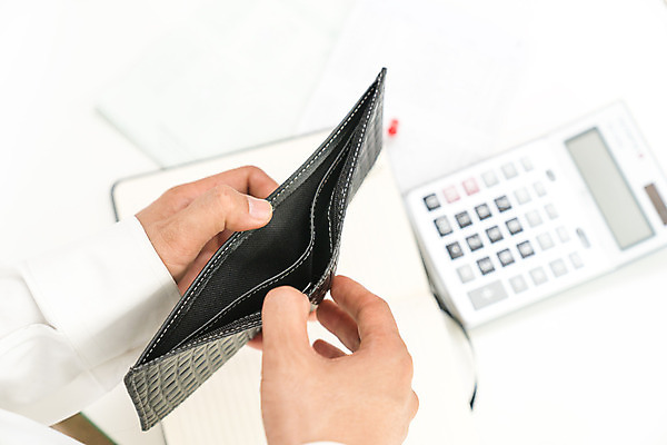 포토 JPG 해외이미지 남자 백그라운드 컨셉 돈 비즈니스 관리 사람 성인 사람없음 금융 경제 쇼핑 검은색 저축 흰색 잡기 비즈니스맨 오픈 지갑 가난 종업원 빈털터리 파산 빚 고립 위기 해외202004 해외포토 직업 컬러 모션 직장인 재산 파일형식 이미지허브