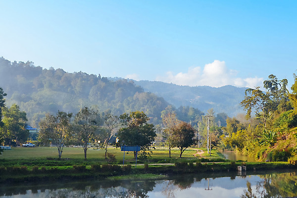 포토 JPG 해외이미지 나무 여행 자연 하늘 산 주택 풍경 사람없음 야외 초록색 파란색 강 농장 마을 일출 안개 시골 숲 언덕 시골집 옛날 해외202004 해외포토 식물 컬러 농업 날씨 건물 노을 생태계 파일형식 이미지허브