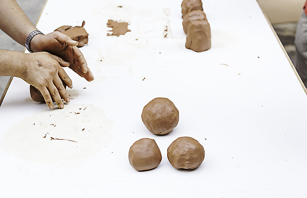 포토 JPG 해외이미지 모양 전통 손 교육 남자 문화 어린이 손가락 기술 관리 창조 미술 사람 성인 사람없음 갈색 젖음 엄지손가락 흰색 조끼 업무 바퀴 항아리 도자기 사발 냄비 서식 만들기 예술가 점토 진흙 토기 조형 곰팡이 도예가 돌리기 압력 핸드메이드 해외202004 해외포토 직업 컬러 모션 문화예술 신체부위 외투 작업 용기_그릇 사기그릇 솥 파일형식 이미지허브