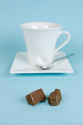 포토 JPG 해외이미지 커피 음료 사람없음 컵 파란색 초콜릿 숟가락 검은색 흰색 뜨거움 고립 해외202004 해외포토 식기 컬러 디저트 수저 파일형식 이미지허브