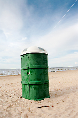 포토 JPG 해외이미지 모래 바다 주택 사람없음 야외 초록색 물 여름 노란색 휴대용 플라스틱 화장실 싱글 일반 변기통 위생관리 해외202004 해외포토 자연요소 계절 컬러 재질 관리 건물 오브젝트 파일형식 이미지허브