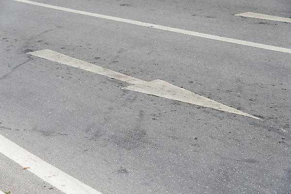 포토 JPG 해외이미지 도로 여행 컨셉 비즈니스 교통시설 화살 거리 사람없음 야외 검은색 운전 흰색 도시 고속도로 방향 심볼 사인 방법 직진 충고 해외202004 해외포토 길 컬러 교통 모션 시설 파일형식 이미지허브