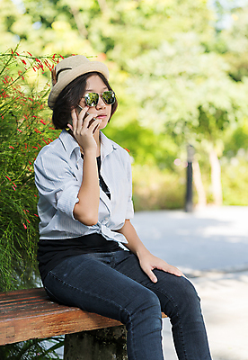 포토 JPG 해외이미지 나무 라이프스타일 공원 여자 아시아 안경 얼굴 여행 장신구 태국 자연 짧은머리 한명 사람 동양인 야외 스마트폰 선글라스 유행 정원 전화기 스마트 캡모자 스타일 카피스페이스 해외202004 해외포토 식물 모자_잡화 1 헤어스타일 잡화 공공시설 나라 컨셉 인종 생활 신체부위 핸드폰 스마트기기 공백 생태계 파일형식 이미지허브