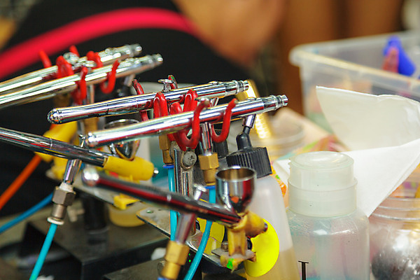 포토 JPG 해외이미지 직업 디자인 여자 문화 포즈 탁자 미술 사람없음 유행 검은색 어둠 기계 페인트 공구 업무 기술자 문신 고객 집중 피부 그림 만들기 예술가 주인 방법 살균 해외202004 해외포토 컬러 가구 컨셉 모션 문화예술 사람 신체부위 도구 작업 파일형식 이미지허브