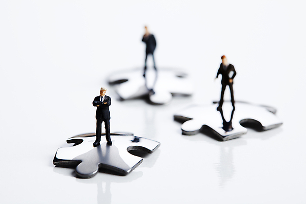 포토 JPG 해외이미지 협력 실내 사람없음 아웃포커스 금융 비즈니스맨 흰배경 퍼즐조각 금융비즈니스 인물미니어처 해결 문제해결 해외202004 해외포토 남자 조각 백그라운드 비즈니스 촬영기법 내부 경제 미니어처 흰색 직장인 퍼즐 파일형식 이미지허브