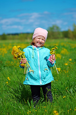 포토 JPG 해외이미지 라이프스타일 여자 행복 아들 어린이 하늘 한명 야외 초록색 파란색 맑음 기쁨 그룹 허브 걸음마 해외202004 해외포토 식물 1 감정 컬러 가족 모션 날씨 사람 생활 파일형식 이미지허브
