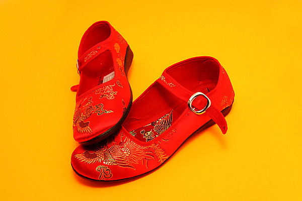 포토 JPG 해외이미지 전통 디자인 여자 꽃 아시아 문화 분홍색 신발 결혼식 동양인 사람없음 장식 빨간색 여름 컬러풀 유행 중국 끝 샌들 인도인 인도네시아 자수 발가락 말레이시아 핸드메이드 스타일 해외202004 해외포토 외국인 식물 계절 나라 컬러 결혼 발 사람 인종 파일형식 이미지허브