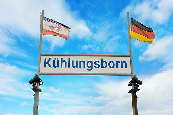 포토 JPG 해외이미지 구름 유럽 여행 하늘 휴가 독일 사람없음 파란색 항구 깃발 사인 발트해 해외202004 해외포토 자연요소 나라 바다 컬러 교통시설 북유럽 파일형식 이미지허브