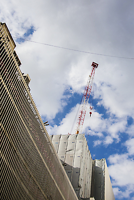 포토 JPG 해외이미지 식물 디자인 산업 벽 백그라운드 비즈니스 건축양식 하늘 미래 주택 직장 사람없음 야외 건물 빨간색 경제 반사 환경 탑 금속 고층빌딩 힘 기계 블록 장비 에너지 성장 도시 업무 땅 기중기 시멘트 지역 공학 발판 개발 철강 프로젝트 해외202004 해외포토 건축물 교육 건축 컬러 컨셉 회사 재질 빌딩 작업 중장비 파일형식 이미지허브