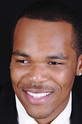 포토 JPG 해외이미지 모델 남자 행복 얼굴 한명 검은색 해외202004 해외포토 1 감정 컬러 사람 신체부위 파일형식 이미지허브