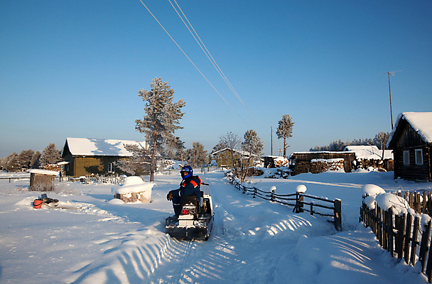 포토 JPG 해외이미지 나무 계절 도로 겨울 자연 하늘 주택 그림자 한명 풍경 야외 파란색 빛 울타리 마을 냉동 얼음 침묵 추위 흰색 농촌 시골집 서리 북쪽 해외202004 해외포토 자연요소 식물 1 길 컬러 교통시설 사람 건물 담장 소리 시골 방향 생태계 파일형식 이미지허브