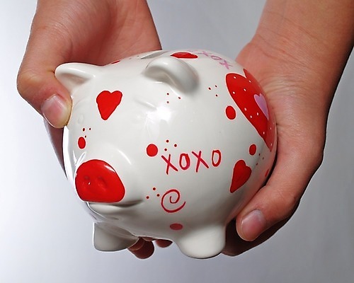 포토 JPG 해외이미지 손 어린이 분홍색 백그라운드 돈 비즈니스 사람없음 금융 흰색 도자기 오브젝트 투자 해외202004 해외포토 컬러 사람 신체부위 경제 재산 파일형식 이미지허브