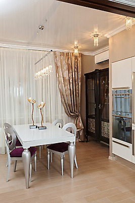 포토 JPG 해외이미지 디자인 벽 의자 건축양식 창문 유리 탁자 조명 새로움 주택 프레임 실내 사람없음 내부 장식 세로 금속 주방 장비 블라인드 재산 고급 계산대 묘사 샹들리에 빛망울 업그레이드 진짜 해외202004 해외포토 건축 가구 컨셉 재질 건물 금융 빛 커튼 파일형식 이미지허브