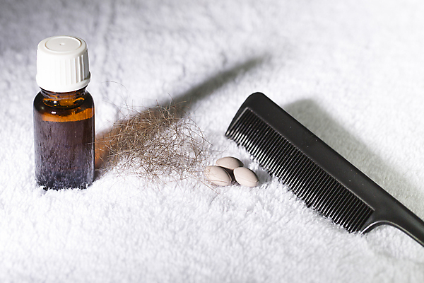 포토 JPG 해외이미지 사람없음 뷰티 알약 머리카락 머리빗 약병 흰배경 두피케어 치료제 탈모 탈모클리닉 해외202004 탈모예방 해외포토 백그라운드 약 머리 흰색 미용용품 예방 클리닉 헤어관리 증상 병_담는 파일형식 이미지허브