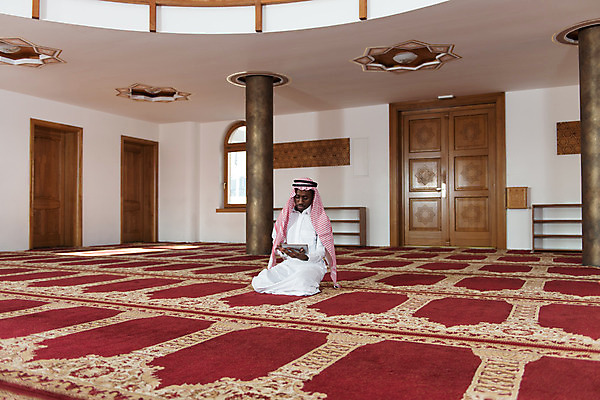 포토 JPG 해외이미지 전통 응시 옷 남자 행복 종교 비즈니스 사업가 아프리카 탁자 세포 한명 미소 사람 정장 성인 스마트폰 컴퓨터 터치패드 검은색 목도리 표현 기록 만 비즈니스맨 자신감 이슬람교 전화기 머리장식 사우디아라비아 아랍어 터번 해외202004 해외포토 직업 1 시선 잡화 감정 나라 컬러 가구 중동 표정 장식 전자제품 핸드폰 스마트기기 직장인 파일형식 이미지허브