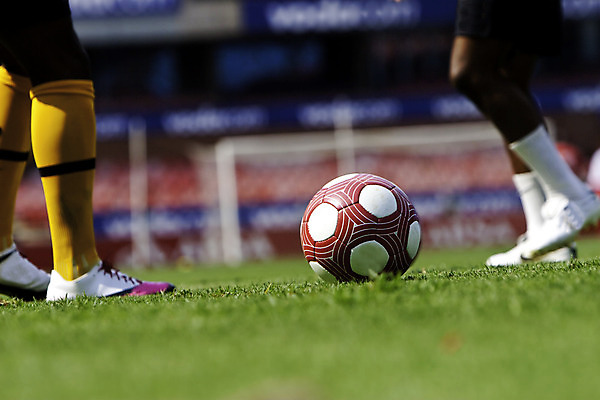 포토 JPG 해외이미지 공 잔디 사람없음 빨간색 초록색 축구 흰색 열 닫기 남아프리카 해외202004 해외포토 식물 컬러 모션 아프리카 구기 파일형식 이미지허브