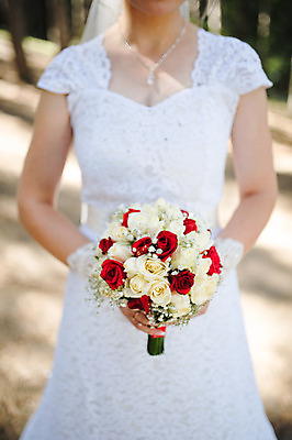 포토 JPG 해외이미지 백인 손 여자 꽃 줄기 꽃다발 웨딩드레스 결혼 자연 사람없음 세로 초록색 장미 흰색 반지 잡기 꽃집 해외202004 해외포토 서양인 식물 드레스 컬러 장신구 모션 사람 이벤트 신체부위 상점 생태계 파일형식 이미지허브