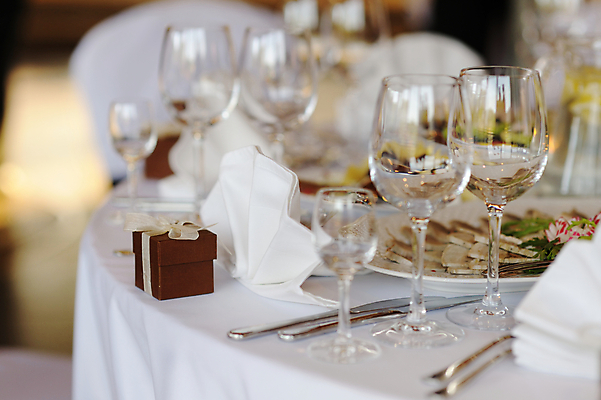 포토 JPG 해외이미지 전통 식기 접시 기념일 결혼 유리 탁자 결혼식 서브 선물 이벤트 사람없음 내부 장식 물 빛 상자 갈색 파티 요식업 식당 식사 저녁식사 희망 흰색 축하 고급 우아함 배열 심볼 만족 약혼 설정 접수 정중 해외202004 해외포토 자연요소 감정 산업 컬러 가구 컨셉 재질 상점 약속 파일형식 이미지허브