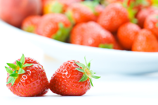 포토 JPG 해외이미지 접시 열매 2 과일 딸기 건강 사람없음 빨간색 여름 흰색 신선 맛 유기농 고립 해외202004 해외포토 식물 식기 웰빙 계절 컬러 컨셉 파일형식 이미지허브