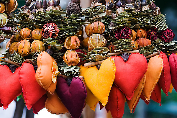 포토 JPG 해외이미지 식물 전통 줄 조각 잎 꽃무늬 오렌지 과일 베개 건조 발렌타인데이 선물 미술 씨앗 여러명 사람없음 장식 빨간색 초록색 갈색 노란색 하트 시골 직물 화려 바느질 다발 향신료 보따리 기념품 걸레 수공예 핸드메이드 해외202004 해외포토 모양 꽃 컬러 다수 컨셉 무늬 침구 데이이벤트 문화예술 사람 공예 청소도구 오브젝트 향미료 파일형식 이미지허브