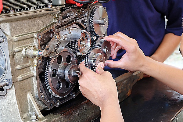 포토 JPG 해외이미지 손 아시아 교통시설 자동차 태국 사람 사람없음 세트 머리 기계 블록 손상 오토바이 공구 나사 기술자 수리 콘센트 볼트 엔진 정비공 기어 캠코더 모터 조립 깨짐 배기가스 실린더 작업대 해외202004 해외포토 직업 나라 육상교통 교통 컨셉 신체부위 카메라 바이크 도구 시설 파일형식 이미지허브