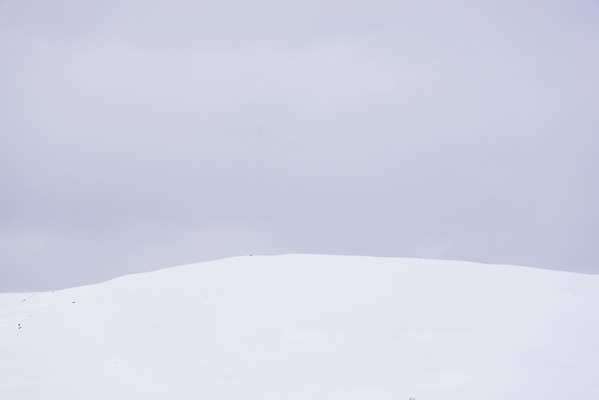 포토 JPG 해외이미지 백그라운드 겨울 자연 하늘 산 풍경 사람없음 파란색 흰색 언덕 심플 부드러움 창백 파스텔톤 해외202004 해외포토 계절 컬러 감각 생태계 파일형식 이미지허브