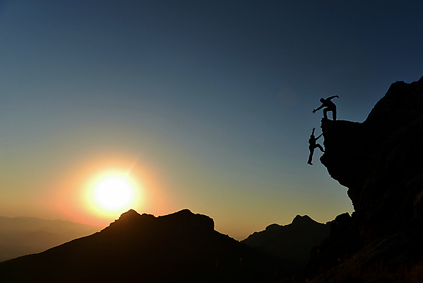 포토 JPG 해외이미지 실루엣 밧줄 성공 산 사람없음 힘 자유 목표 결심 무료 어려움 헬프 해외202004 해외포토 줄 컨셉 촬영기법 도움 파일형식 이미지허브