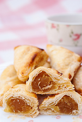 포토 JPG 해외이미지 접시 문화 음식 빵 조각 디저트 건강 사람없음 노란색 케이크 식사 저녁식사 빵집 흰색 신선 뜨거움 달콤 맛 아침식사 자르기 굽기 먹기 파인애플 속도 반죽 점심식사 고립 숙성 페스츄리 스타일 해외202004 해외포토 식기 컬러 컨셉 과일 모션 상점 구이 열대과일 파일형식 이미지허브