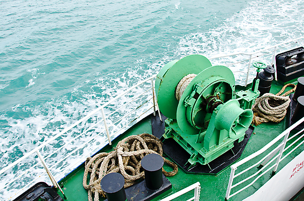 포토 JPG 해외이미지 밧줄 파도 바다 여행 교통시설 항해 사람없음 목재 물 파란색 금속 힘 장비 화물 흰색 보트 당기기 코드 크루즈 화물선 갑판 탈출 철 묘사 함선 심플 승객 실타래 철강 부족함 해외202004 해외포토 자연요소 나무 줄 컬러 교통 컨셉 배_교통 재료 모션 재질 운송업 시설 파일형식 이미지허브