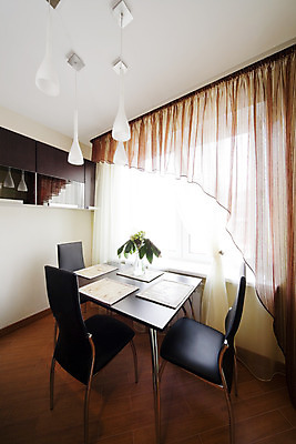 포토 JPG 해외이미지 디자인 꽃 의자 창문 유리 탁자 전등 새로움 선반 아파트 주택 실내 사람없음 내부 목재 세로 갈색 주방 꽃병 커튼 플랫 고급 맨션 캐비닛 샹들리에 시각장애인 해외202004 해외포토 나무 식물 컬러 가구 컨셉 재료 재질 조명 건물 장애인 사물함 파일형식 이미지허브