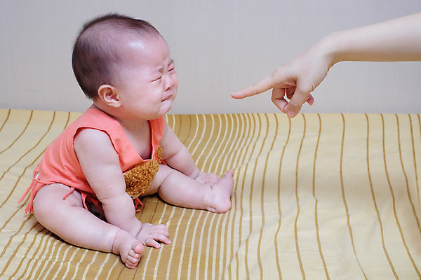 포토 JPG 해외이미지 손 딸 아들 어린이 백그라운드 손가락 가족 태국 엄마 스트레스 사랑 한명 사람 동양인 소년 외침 슬픔 분노 흰색 가리킴 아기 가르침 울음 규칙 문제 걸음마 남용 해외202004 해외포토 1 교육 남자 감정 아시아 컬러 관계 모션 표정 인종 손짓 신체부위 소리 파일형식 이미지허브