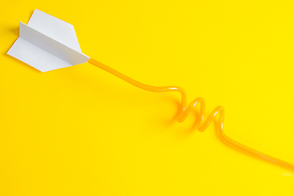 포토 JPG 해외이미지 종이 곡선 실내 빨대 사람없음 한개 회오리 종이비행기 노란배경 해외202004 해외포토 1 선 백그라운드 내부 노란색 종이접기 파일형식 이미지허브