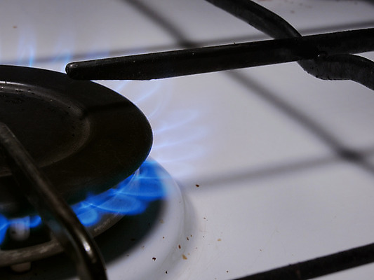 포토 JPG 해외이미지 음식 가정 불 불꽃 요리 사람없음 건물 파란색 금속 주방 힘 장비 에너지 반지 뜨거움 그릴 휘발유 정상 위험 난로 버너 연료 가스 온도 내추럴 연소 광 해외202004 해외포토 자연요소 건축물 컬러 컨셉 장신구 재질 주방용품 석유 난방기 파일형식 이미지허브