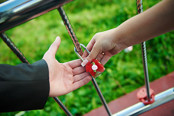 포토 JPG 해외이미지 모양 전통 손 커플 행복 리본 문화 결혼 백그라운드 2 가족 결혼식 열쇠 추상 휴가 발렌타인데이 사랑 사람 성인 사람없음 빨간색 교회 금속 벚꽃 흰색 하트 축하 반지 잡기 원형 황금 고급 철 심볼 사인 잠금 보안 약혼 철강 해외202004 해외포토 도형 꽃 감정 컬러 컨셉 무늬 장신구 관계 종교건축 모션 데이이벤트 재질 안전 이벤트 건물 신체부위 약속 파일형식 이미지허브