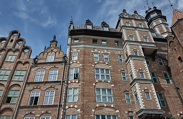 포토 JPG 해외이미지 구름 유럽 벽 건축양식 창문 하늘 지붕 벽돌 주택 사람없음 건물 도시 파편 타일 포트 폴란드 천연기념물 공동주택 해외202004 해외포토 자연요소 건축물 건축 나라 파일형식 이미지허브