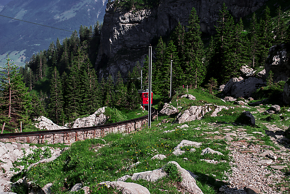 포토 JPG 해외이미지 유럽 호수 여행 백그라운드 교통시설 자연 하늘 휴가 산 풍경 사람없음 야외 빨간색 초록색 여름 기차 흰색 정상 스위스 언덕 알프스 해외202004 해외포토 계절 나라 육상교통 컬러 교통 대중교통 시설 생태계 파일형식 이미지허브
