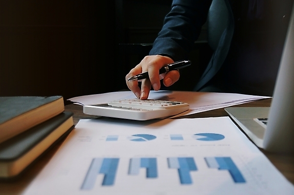 포토 JPG 해외이미지 직업 손 여자 종이 백그라운드 컨셉 비즈니스 탁자 성공 설계 직장 사람 사람없음 금융 경제 노트북 컴퓨터 사무실 펜 자료 계산기 흰색 업무 비즈니스맨 계획 책상 분석 보고서 문서 투자 회계 경영 세금 회계사 해외202004 해외포토 남자 컬러 가구 회사 문구용품 신체부위 전자제품 필기구 장비 작업 직장인 파일형식 이미지허브