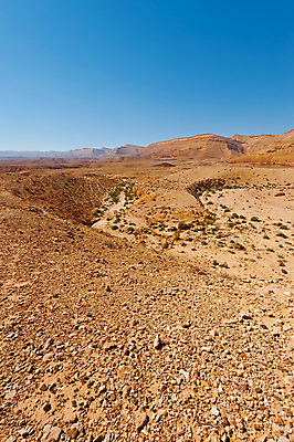 포토 JPG 해외이미지 도로 모래 여행 자연 하늘 산 건조 풍경 사람없음 야외 여름 파란색 햇빛 골짜기 사막 바위 시골 뜨거움 황무지 중앙 위험 그늘 땅 지중해 언덕 화산 먼지 신성 지역 분화구 가뭄 동쪽 땅바닥 생태학 이스라엘 팔레스타인 해외202004 해외포토 계절 교육 길 바다 컬러 컨셉 중동 교통시설 날씨 바닥 태양 돌_바위 방향 생태계 서아시아 파일형식 이미지허브